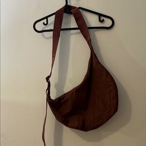 Baggu Medium Nylon Crescent Bag in Mahogany